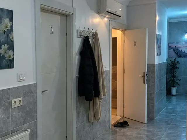 Oda girişinde askı ve temiz terlik — İkitelli, Masaj Salonun